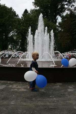 У п’ятницю зранку відреставрований фонтан у тернопільському парку імені Тараса Шевченка прикрасили кульками. Діти розхапали їх ще до урочистого відкриття  