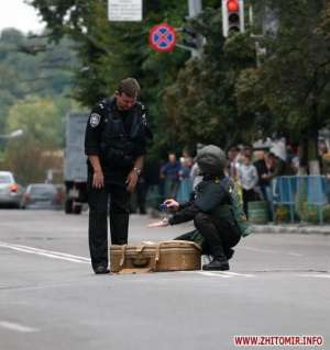 Два милицейских сапера осматривают 1 сентября найденный чемодан на площади Соборной в центре Житомира. Из-за него движение транспорта перекрывали на полчаса. В милиции говорят, злоумышленник позвонил и сообщил, что в чемодане есть взрывчатка. Неизвестного