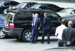 Охранник Министра юстиции Александра Лавриновича помогает выйти ему из ”мерседеса” во дворе Кабинета Министров 2 сентября 