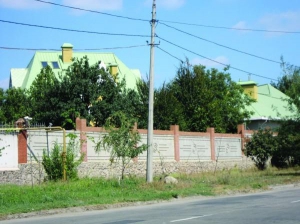 За этим забором на окраине Донецка якобы расположено имение президента Виктора Януковича. Он построил его 10 лет назад, когда возглавлял областную государственную администрацию