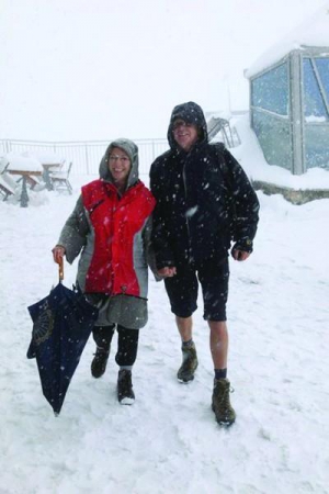 Пара туристов прогуливается на горе Каспровый Пик. Мужчина говорит, что не взял на отдых штаны