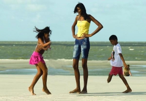 14-річна Елісані Сільва грається зі своїми сестрами і друзями на пляжі у місті Браганса, штат Пара. Дівчина каже, що однолітки спілкуються з нею неохоче, бо надто незграбна