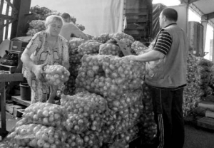 На продовольственный рынок Шувар во Львове съезжаются фермеры из разных регионов Украины. Из Херсона везут помидоры, перец, баклажаны, из Николаева и Одессы — лук. Закарпатцы торгуют цветной капустой, перцем и томатами. С Волыни привозят картошку, свеклу,