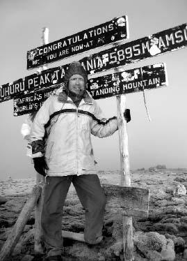 Киянин Володимир Костенко стоїть на горі Кіліманджаро. Це кратер, який навколо оточують гори вулканічного походження. Вершина його покрита снігом