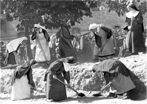 Черниці-францисканки копають оборонні рови на вулиці Мостицького у Львові, кінець серпня 1939-го