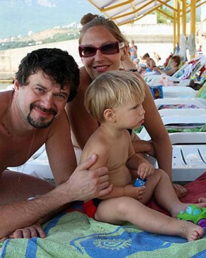Актер Остап Ступка с женой Ириной и сыном Богданом во время отдыха на одном из пляжей в Крыму