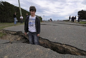 10-летний Тейлор Страугер из города Дарфилд рассматривает трещину, образовавшуюся в асфальте после землетрясения. Власти говорят, что на ликвидацию последствий нужно минимум полгода