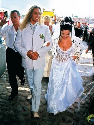 Певица Наталья Королёва со своим мужем Сергеем Глушко во время брачной церемонии на Кипре. На каждую годовщину супружеской жизни они повторяют свадебный обряд