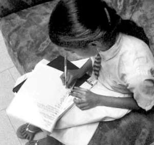 Індійська школярка Варалакшмі пише в зошиті. Їй зроблять операцію з видалення семи зайвих пальців на руках та ногах. Випадок унікальний тим, що пацієнт — підліток. Зазвичай пальці відрізають новонародженим