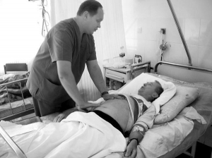 Гепатолог Вадим Уваров оглядає пацієнта Віктора Скрида у палаті інтенсивної терапії столичної лікарні номер 10. У хворого болить печінка, тіло пожовтіло