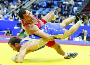 Армен Варданян  (вгорі) намагається атакувати суперника з фінальної сутички Амбако Вачадзе