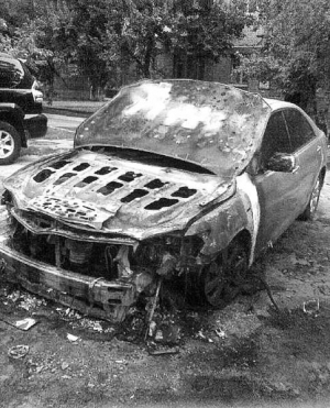 Сожженая ”Тойота Камри” стоит во дворе по улице Киевской в Кременчуге Полтавской области. Владелец не успел ее застраховать