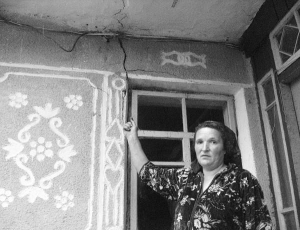 Ніна Побут показує тріщини на своїй хаті у селі Курівка Городоцького району Хмельницької області. За півроку будинок похилився, посипався, балки просіли, веранда від’єдналася, підмурок потріскав