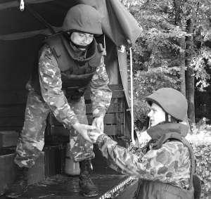 Спасатель передает коллеге гранату РГД-33 возле школы №4 в райцентре Калиновка на Виннитчине. При ее взрыве образуется 2400 осколков