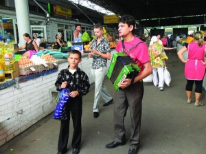 Братья Василии просят деньги на рынке Урожай в Виннице. В Одессе их ждут мать, сестра и брат. Отец умер три года тому назад