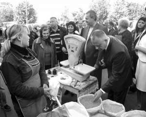 Губернатор Микола Джига (крайній праворуч) придивляється до гречки на ярмарку у Вінниці. З його ініціативи протягом двох місяців ярмарки будуть проходити у кожному райцентрі області