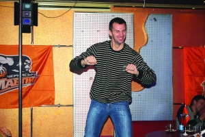 Максим Пархоменко танцює у клубі ”Ультра” під час баскетбольної вечірки у квітні цього року. Такі заходи влаштовують регулярно, щоб уболівальники могли вільно поспілкуватися зі своїми улюбленими гравцями