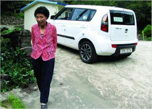 Чха Са Сун около автомобиля, подаренного компанией ”Хюндай”. Кореянка потратила четыре тысячи долларов, чтобы сдать на права