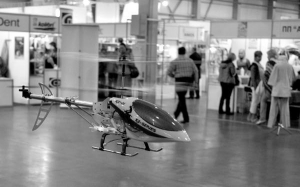 Игрушечные вертолеты летали во время выставки подарков в выставочном центре ”КиевЭкспоПлаза” в Киеве