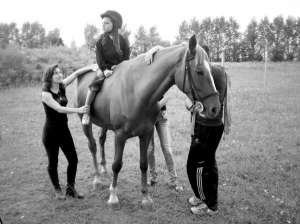 Яна Приймак катается на коне Тумане на занятии иппотерапии на хуторе Анастасовка возле Тернополя. Детский церебральный паралич у нее диагностировали в год. Ходить начала в четыре с половиной года