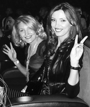 Владелица конкурса "Мисс Украина-Вселенная" Александра Николаенко взяла в кумовья сестру Оксану (слева)