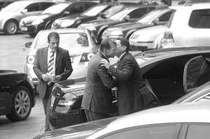 Министр спорта Равиль Саффиулин (слева) целует главу Минтранса Константина Ефименко перед заседанием правительства 15 сентября во дворе Кабмина
