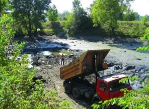 В Юго-западном районе Черкасс коммунальщики чистят накопительный бассейн. Ежедневно вывозят 60 грузовиков ила. Вечером технику приходится отмывать от грязи