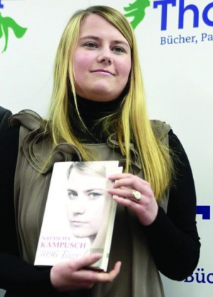 Наташа Кампуш тримає книгу своїх спогадів ”3096 днів” на презентації у книгарні Відня, Австрія
