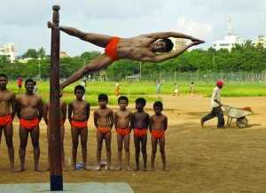 Гімнаст виконує одну з найскладніших вправ маллакхамбу на майданчику в індійському місті Мумбаї. Спортсмени радять стояти в кожній позі йоги, доки не потемніє в очах. Так тренують витривалість м’язів