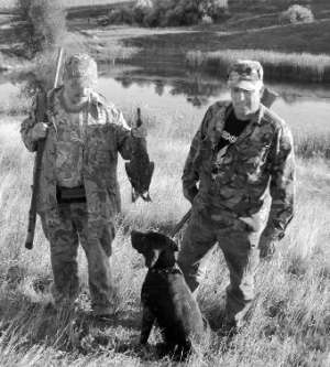 Уманці Іван Кравченко (ліворуч) та Олег Журба з мисливським собакою Річем щойно вполювали качку. Полюють разом 15 років