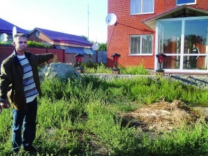Дніпропетровець Валерій показує будинок, який він обікрав у полтавському мікрорайоні Половки. Тут його й затримали міліціонери
