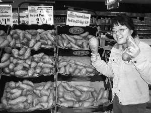 Продавщиця фермерського ринку в місті Атланта, США, торгує бататом — солодкою картоплею. Два фунти (900 грамів) батату коштує долар. Овоч містить більше за звичайну картоплю кальцію та вітамінів. Росте і в Україні. Одну бульбу 20–25 сантиметрів завдовжки 
