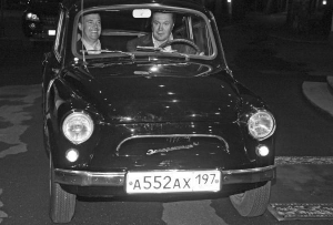 Дмитрий Медведев на месте пассажира и Виктор Янукович за рулем 17 сентября ездят в автомобиле ”Запорожец” в резиденции президента России в Завидово в Тверский области