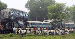Пассажиры рассматривают место столкновения товарного и пассажирского поездов на станции Бадарвас, Индия. Чтобы вытянуть всех раненых, спасатели разрезали вагоны. Машинисты не пострадали