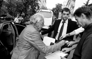 Французький актор П’єр Рішар дає автографи біля столичного театру імені Івана Франка. У Києві він пересувався на ”мерседесі”