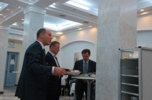 Нардепи-”нунсівці” Андрій Парубій (ліворуч) та Володимир В’язівський (праворуч) обідають у парламентському буфеті, 21 вересня. Їм не вистачило місць за столиками, тому їдять стоячи