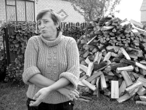 Наталия Жигадло из города Шепетовка Хмельницкой области каждую осень заготовляет дрова. Давления газа не хватает для работы котла