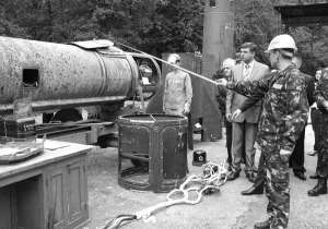 Работник фирмы ”Содружество” возле бункера военного арсенала №48 под Калиновкой показывает, как будут утилизировать корпуса ракет