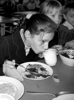 22 сентября в Ладыжинской школе №2 дети едят кашу с курятиной. На десерт — мармелад