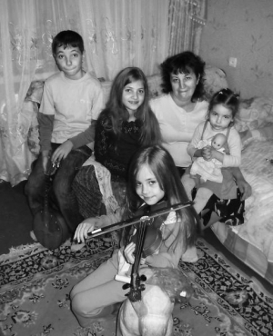 Елена Фещук с детьми (слева направо) — 13-летним Максимом, 11-летней Росалиндой, 3-летней Ванессой. Со скрипкой — 7-летняя Анжелика. С матерью также живет старший сын — 22-летний Александр. Работает строителем
