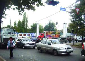 Пешеходы переходят дорогу между машинами на перекрестке улиц Смилянской и Ильина. Затор образовался из-за ремонта дороги