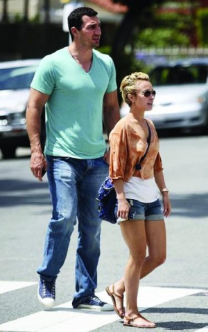 Боксер Владимир Кличко со своей девушкой актрисой Гайден Панеттьери во время отдыха в американском городе Беверли-Хиллз в июне этого года