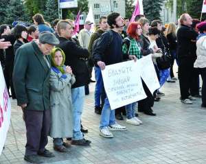 На площади Независимости в Ровно люди протестуют против закрытия секонд-хендов в среду 22 сентября. Собралось более 300 участников. Такие же митинги прошли в 20 городах Украины