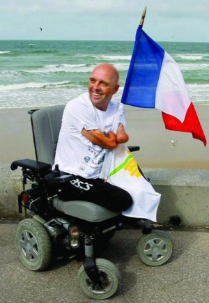 Филипп Круазон отдыхает в инвалидной коляске после того, как переплыл Ла-Манш. Для него сделали специальные протезы с ластами