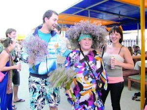 Людмила Коротикова из крымского города Коктебель продает траву кермек возле одного из местных ресторанов. За букет просит двадцать гривен. Говорит, трава лечит бесплодие