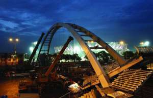 Мост между стадионом им. Джавахарлала Неру и автомобильной стоянкой ремонтируют ночью. Большинство стран-участниц Игр содружества заявили, что не будут отправлять своих спортсменов, пока его не починят и не приведут в порядок спортивный городок