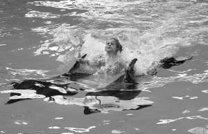 У столичному дельфінарії дівчинка проходить курси дельфінотерапії. Її ”лікують” два самці — 25-літній Боцман і 20-річний Шкіпер