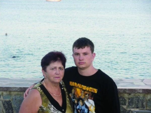 Зінаїда Овчаренко з онуком Максимом Мащенком відпочивають на морі влітку 2010 року. Жінка постійно супроводжувала онука, бо той хворіє на дистрофію м&#39;язів