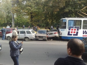 На улице Плехановской в Харькове трамвай врезался в машины, стоявшие в пробке. Он якобы вышел в рейс с неисправными тормозами