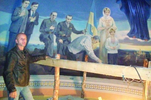 Художник Микола Гаврилів у церкві села Верин Миколаївського району на Львівщині намалював Віктора Ющенка, його дружину Катерину та сина Тараса. Поряд із родиною екс-президента — сотники УПА та розстріляні поляками жителі Верина